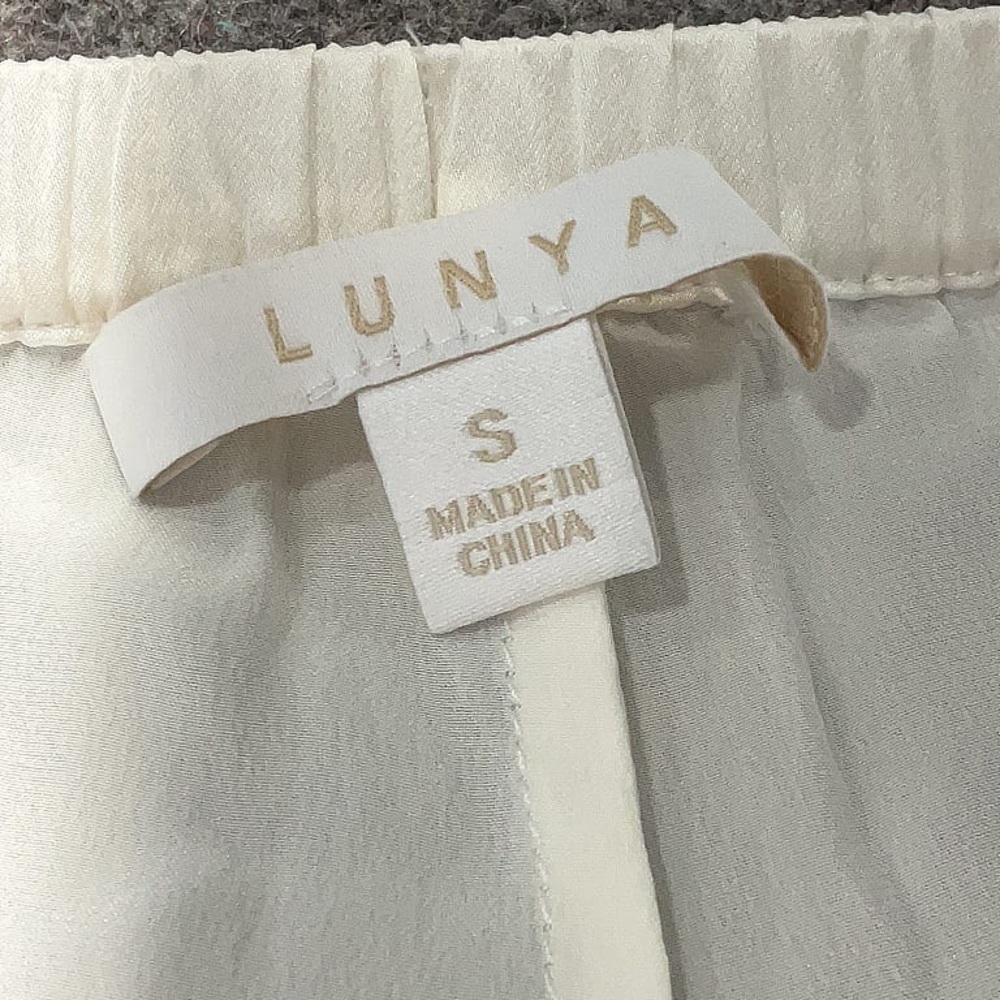 NWOT Lunya Cream Pajama Tulip Sleep Shorts Silky Minimalist Comfort - Picture 4 of 4